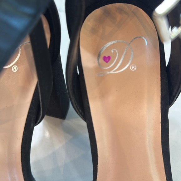 Heart in D suede black heels, angle strap. New w/o tags/box. Women’s size 7.5. - Picture 4 of 8